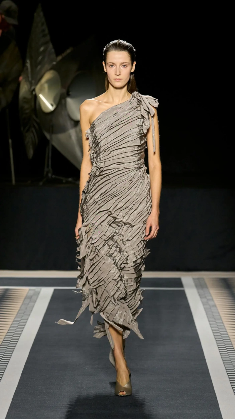 1737983315-1737975056-lanvin-collezione-uomo-donna-autunno-inverno-2025-2026-sfilata-foto-look47.webp