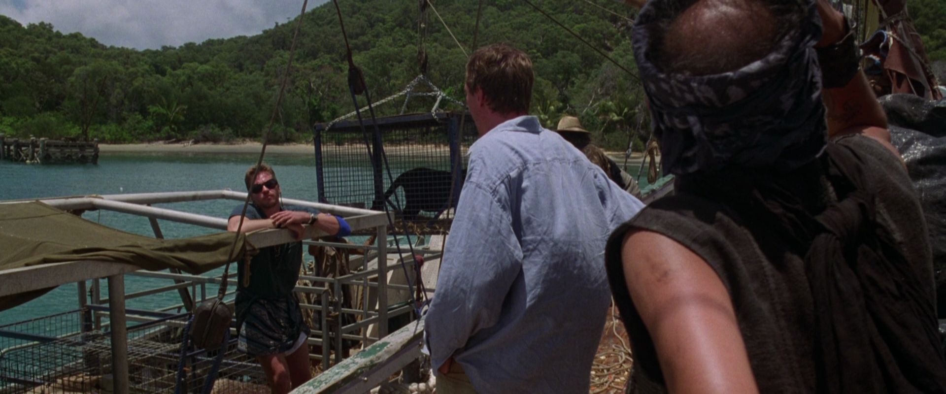 The Island of Dr. Moreau[Director's Cut].(1996).BDRip.1080p.4xRus.Eng.mkv_20251021_164552.645.png