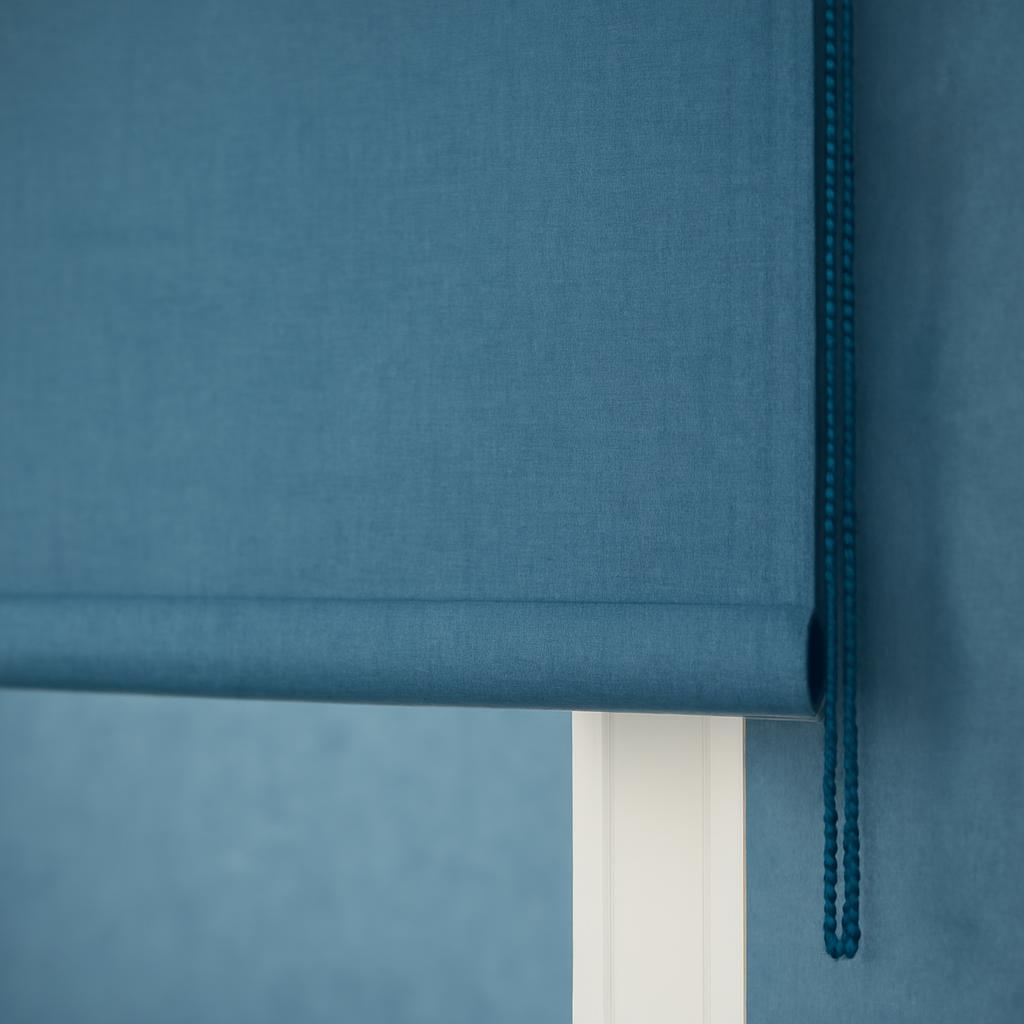 Рулонные шторы в синем оттенке на фоне синих обоев