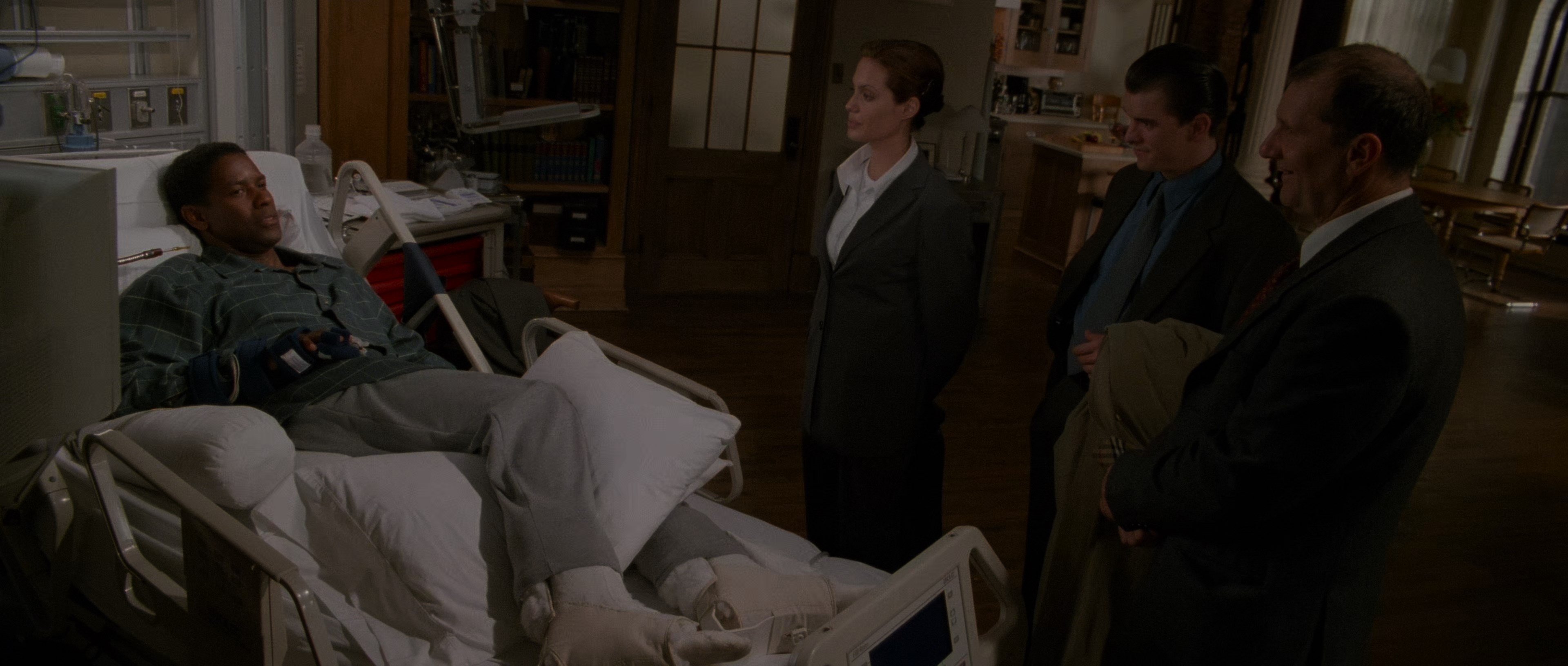 The Bone Collector (1999) BDRip 2160p-NVENC 10 bit [HDR].mkv_snapshot_00.27.03.717.jpg