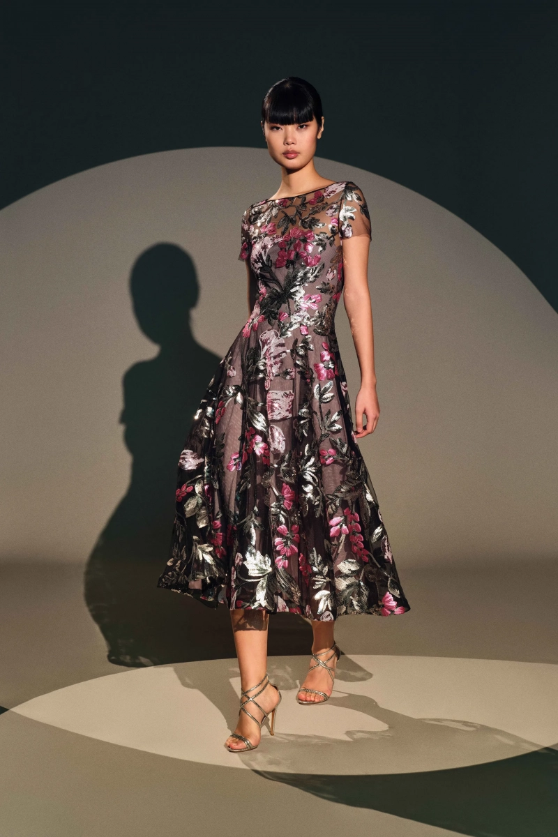 00015-naeem-khan-pre-fall-2026-credit-brand.webp