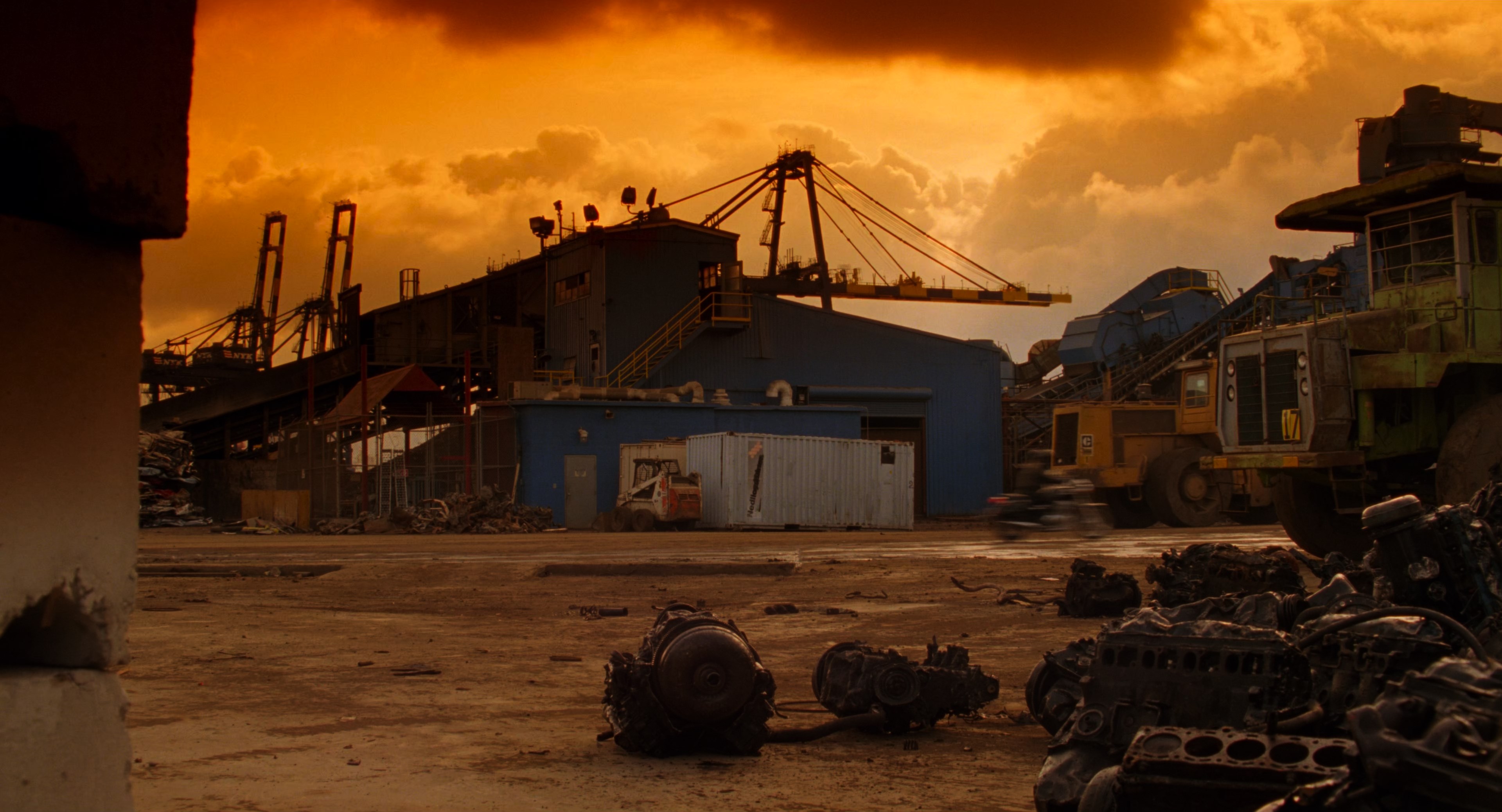 Barb Wire (1996) BDRip 2160p-NVENC 10 bit [HDR].mkv_snapshot_01.04.53.890.jpg