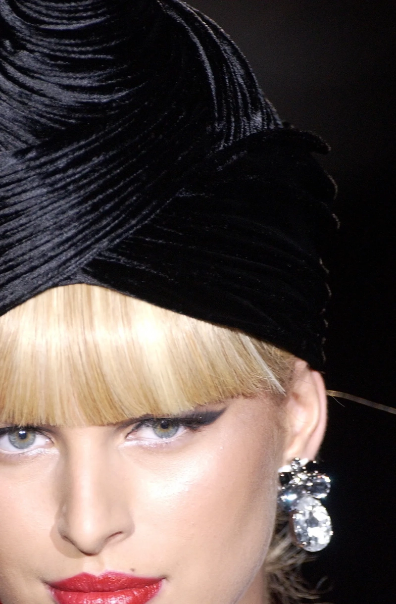 valentino-fall-2003-couture-details-00170h-karolina-kurkova.webp