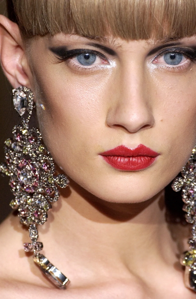 valentino-fall-2003-couture-details-00380h-eva-riccobono.webp