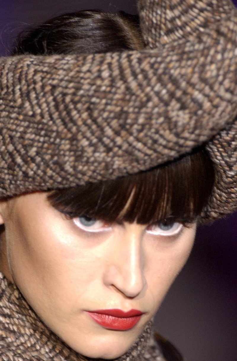 valentino-fall-2003-couture-details-00030h-natalia-semanova.webp
