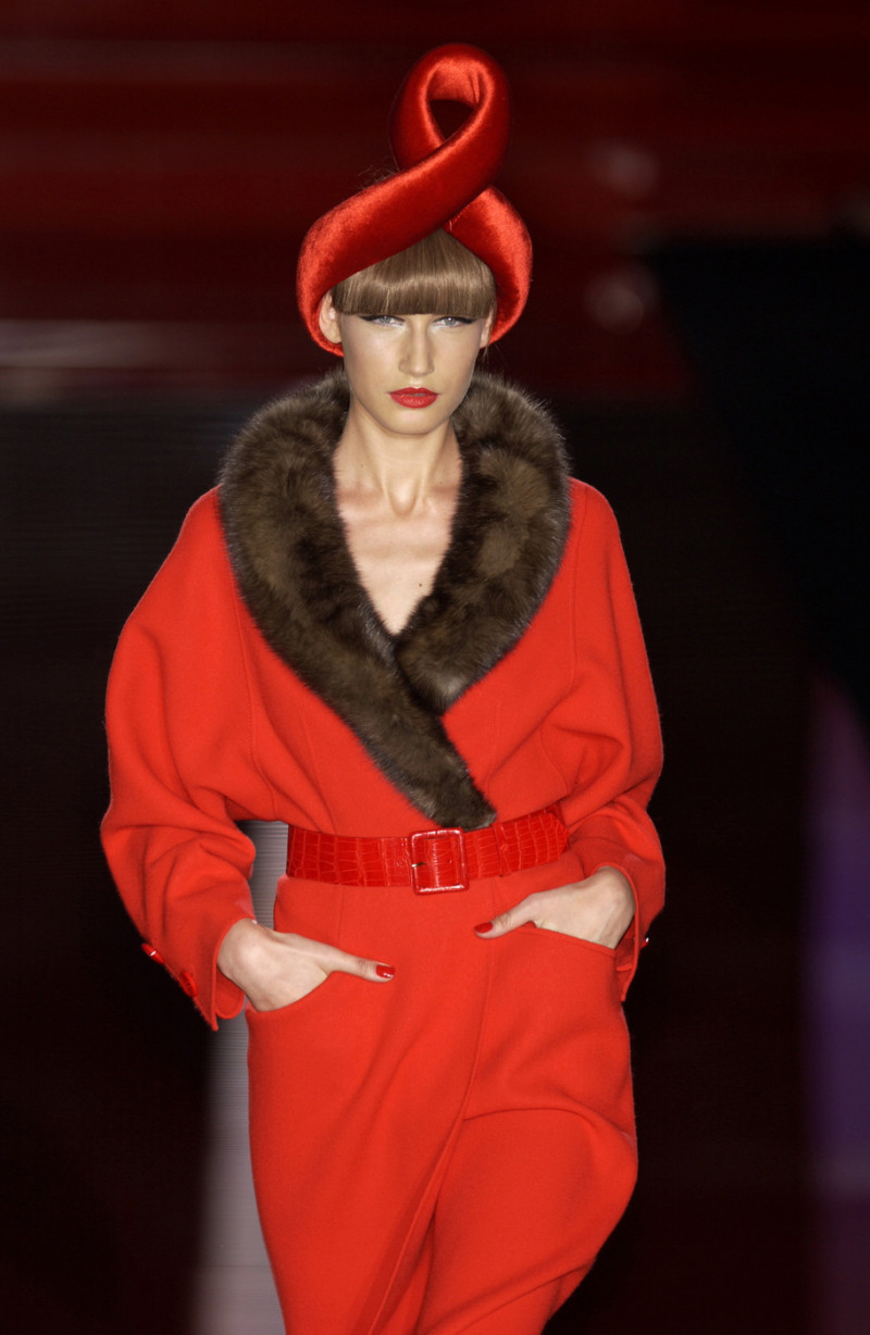 Valentino+Fall+2003+3-UuZIlXvZLx.jpg