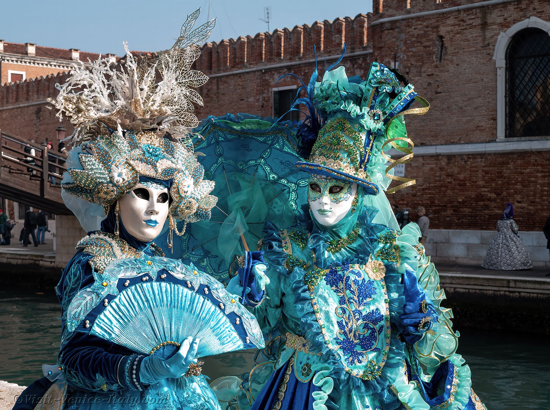 carnival-venice-2024-costume-masks-696.jpg