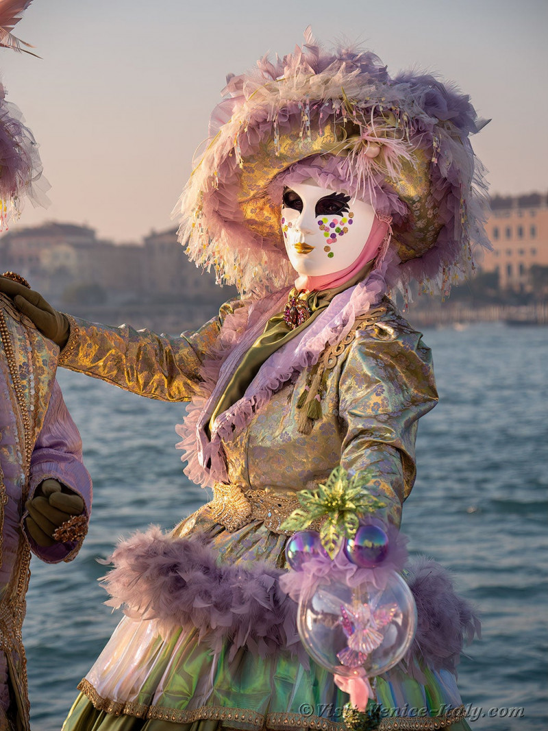 venice-carnival-mask-costume-san-giorgio-maggiore-084.jpg