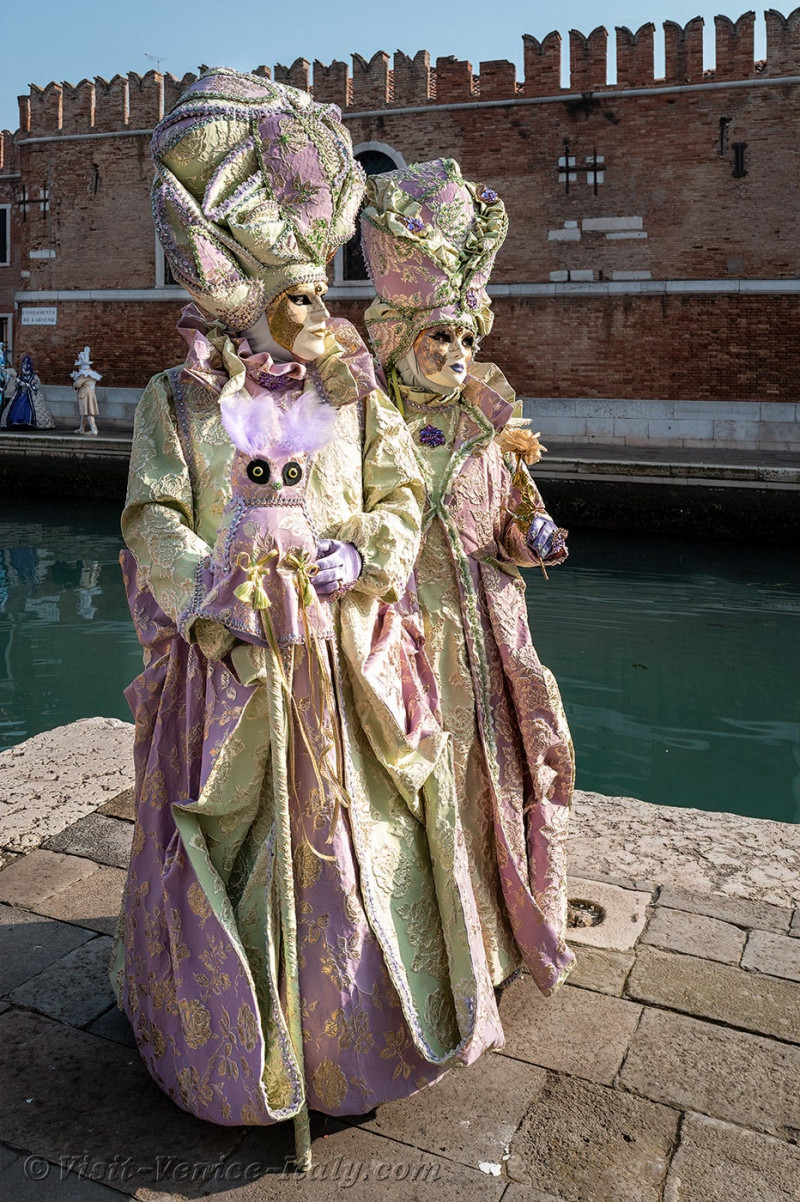 carnival-venice-2024-costume-masks-728.jpg