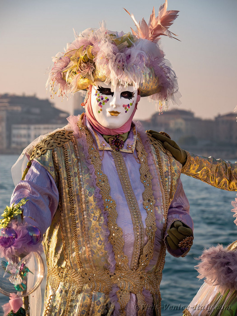 venice-carnival-mask-costume-san-giorgio-maggiore-083.jpg