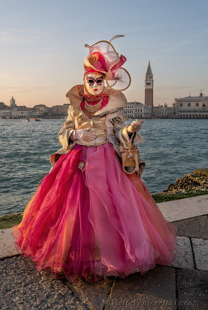 venice-carnival-masks-costumes-070.jpg