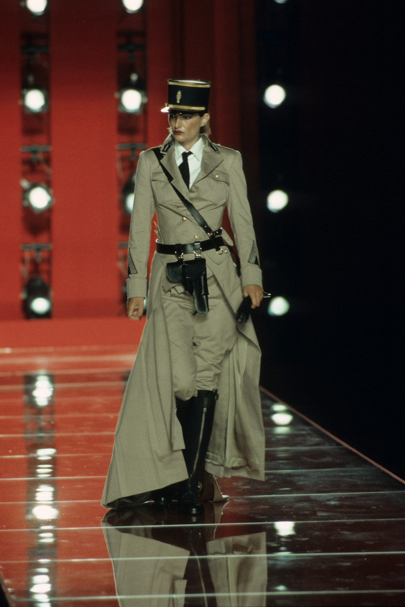 CHRISTIAN-DIOR-FALL-2000-HC-16.jpg