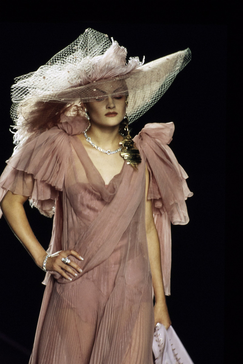 CHRISTIAN-DIOR-FALL-2000-HC-41.jpg