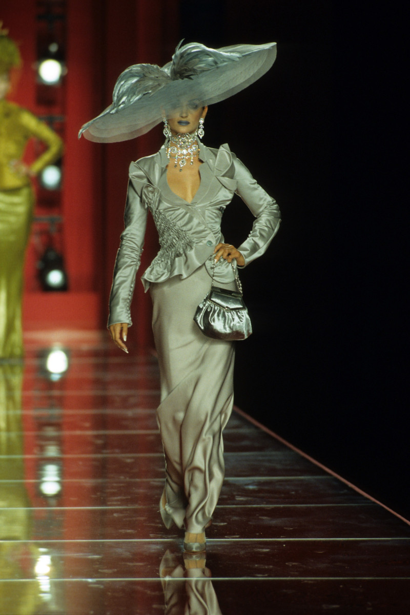 CHRISTIAN-DIOR-FALL-2000-HC-10.jpg