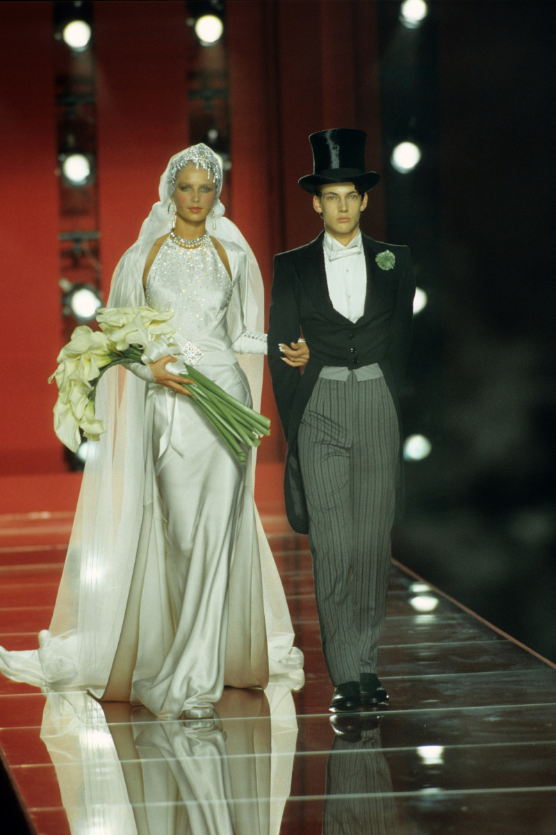 CHRISTIAN-DIOR-FALL-2000-HC-02.jpg