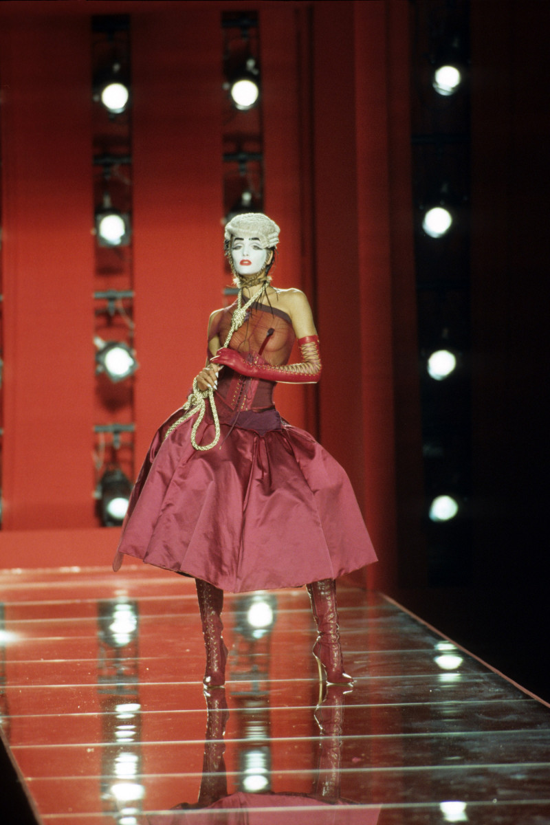 CHRISTIAN-DIOR-FALL-2000-HC-54.jpg