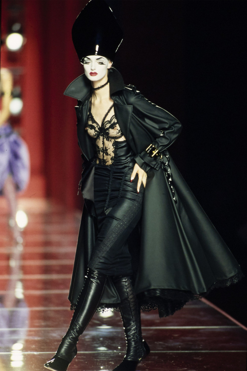 CHRISTIAN-DIOR-FALL-2000-HC-34.jpg