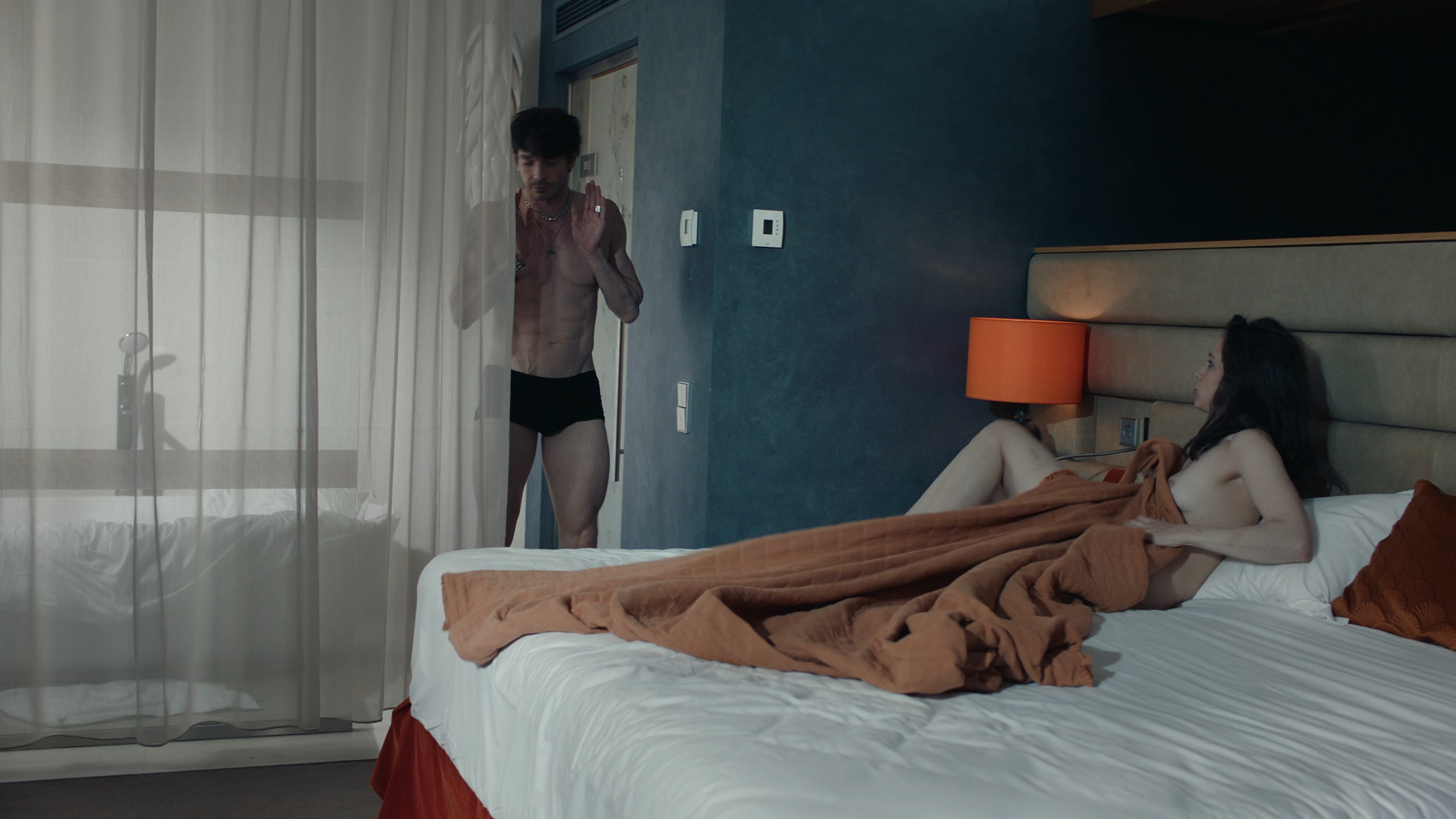 Seks.Do.i.posle.S02.E06.2025.WEB-DL.HEVC.2160p.SDR.ExKinoRay.mkv_snapshot_00.04.240.jpg