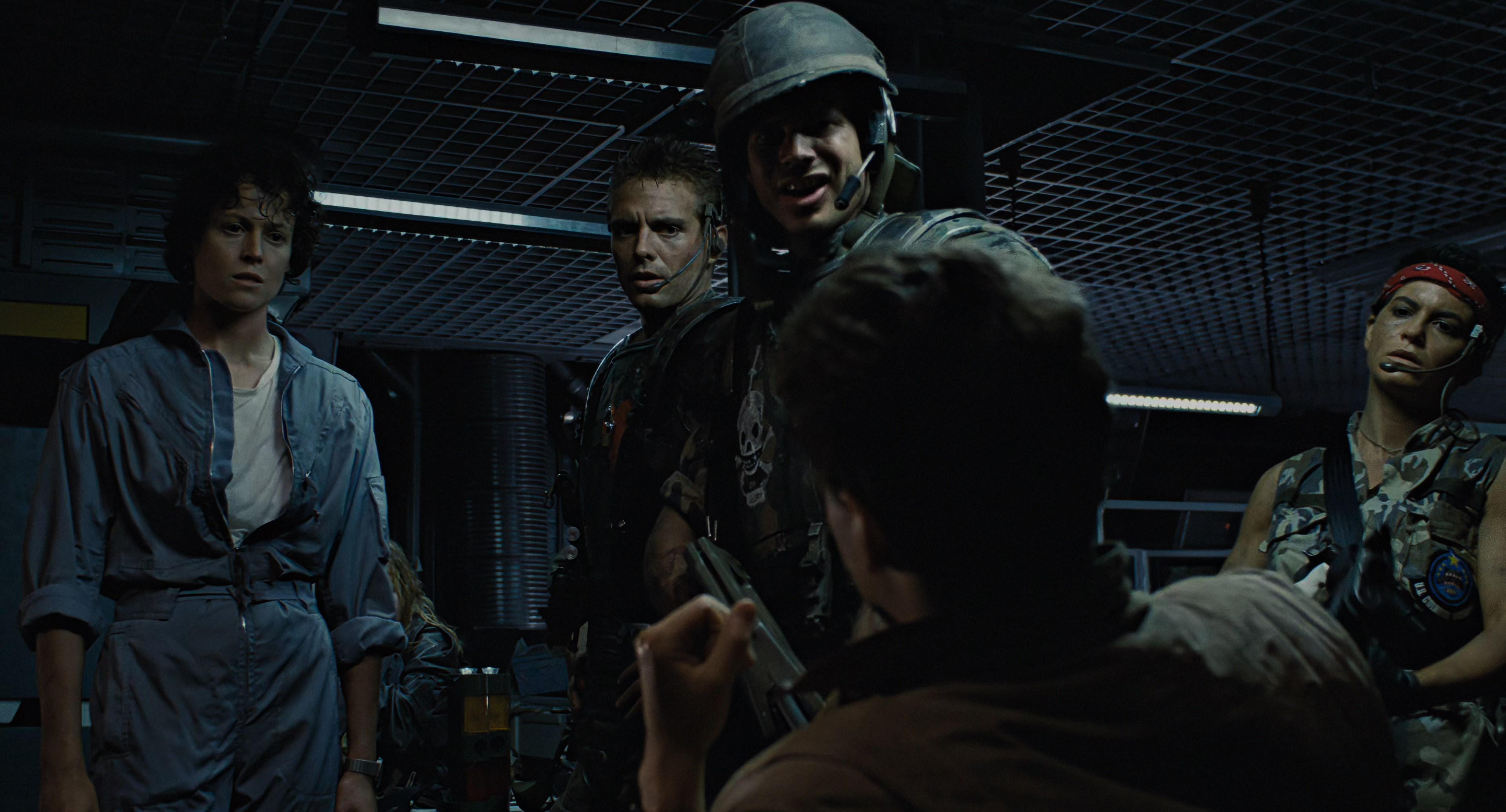 Aliens (1986) BDRip 2160p-NVENC 10 bit [HDR].mkv_snapshot_01.35.35.730.jpg