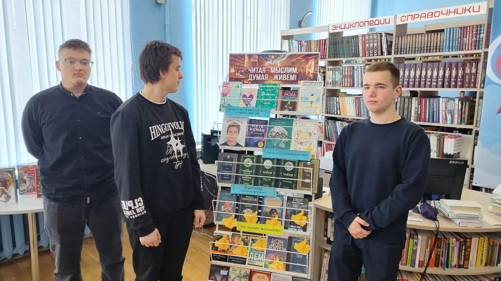 у выставки.jpg