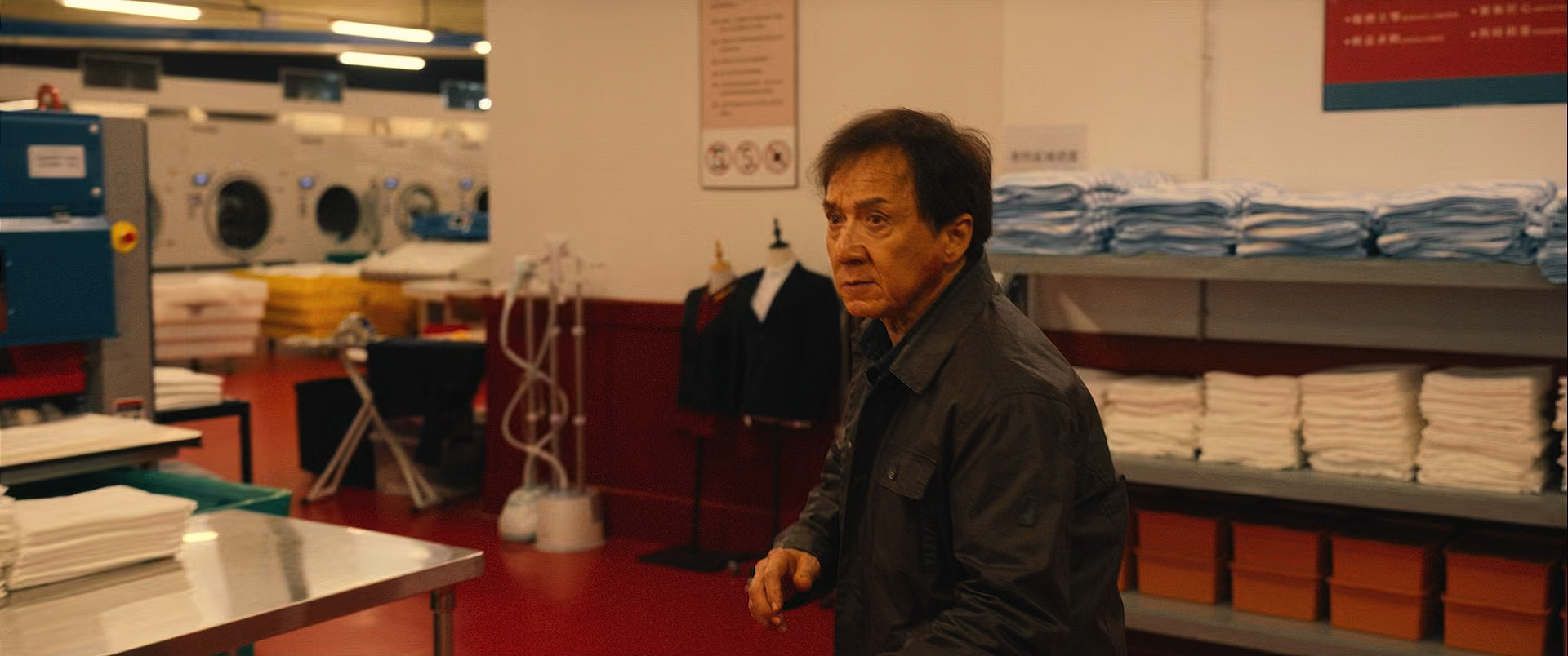 Охота за тенью (2025) (AV1).mkv_014418.419.png