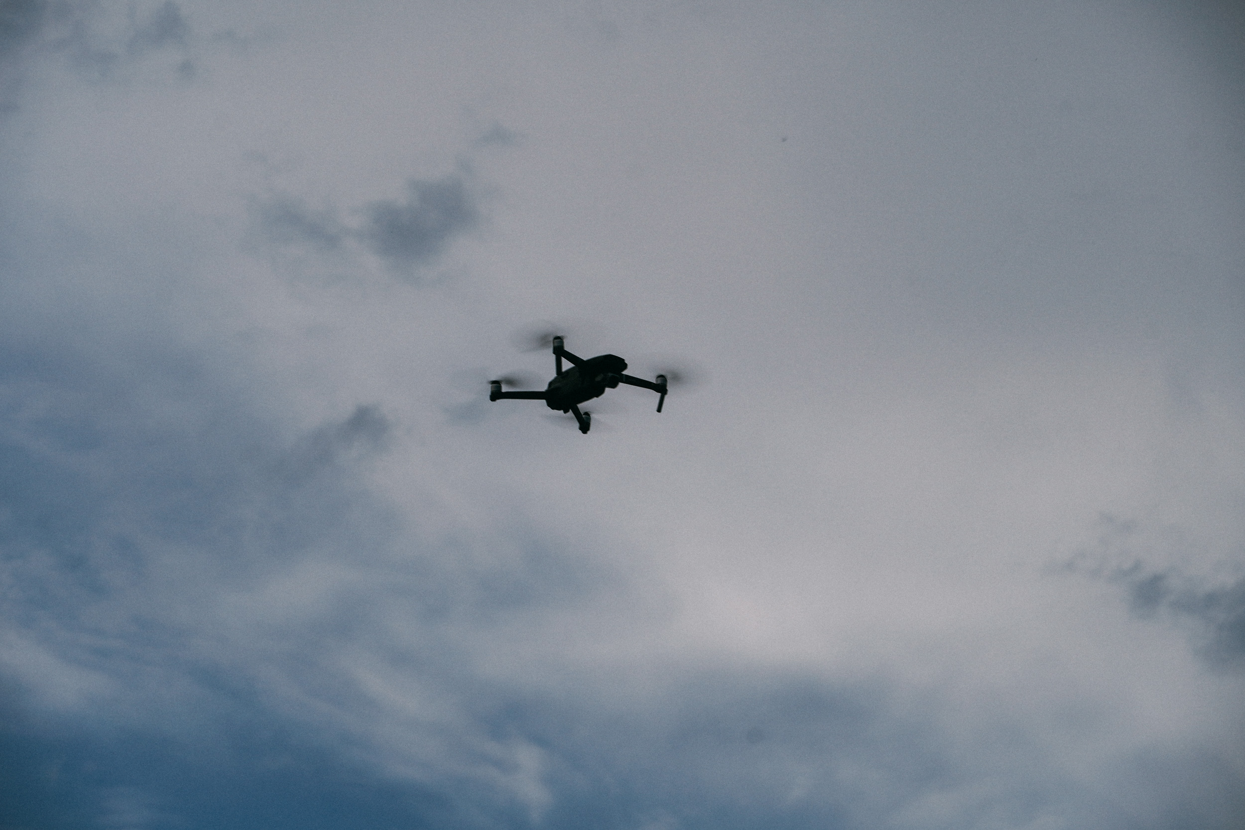 Россиянка получила ранения при падении обломков беспилотника в Абу-Даби