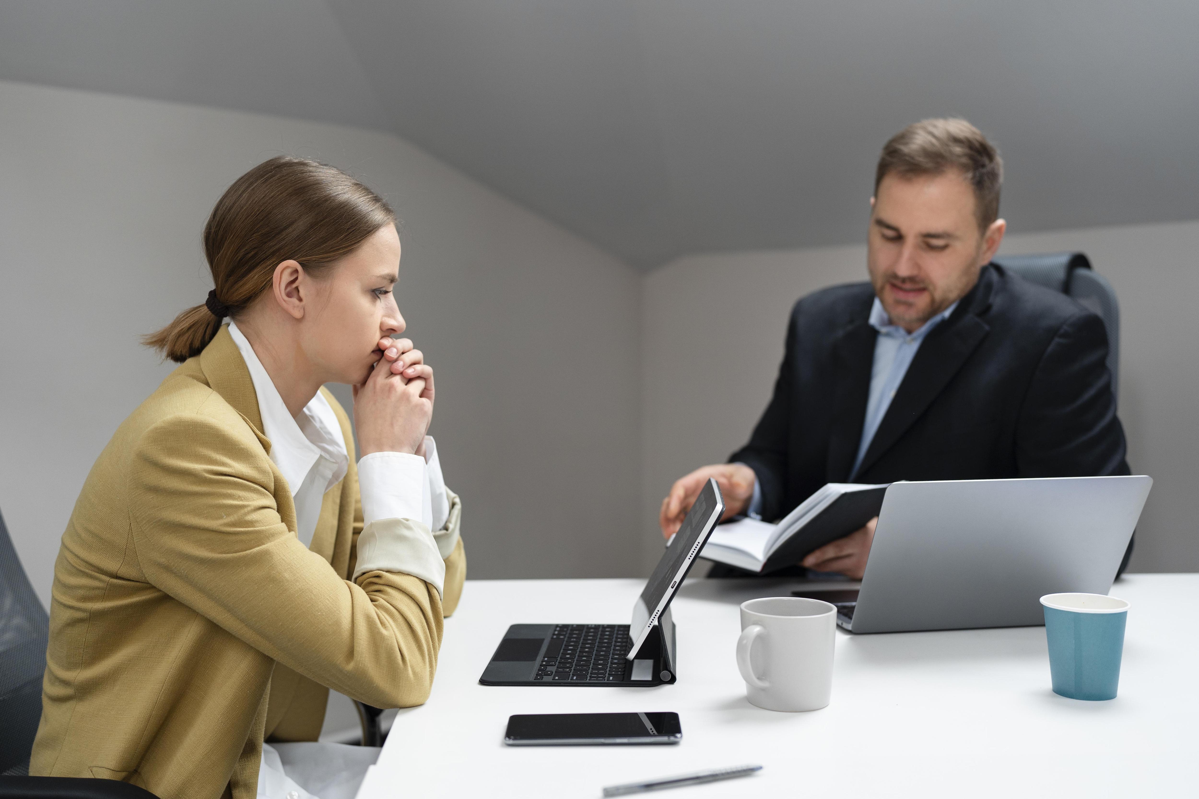 Штрафы за стул и лимиты на туалет: жители Прикамья раскрыли абсурдные правила на работе