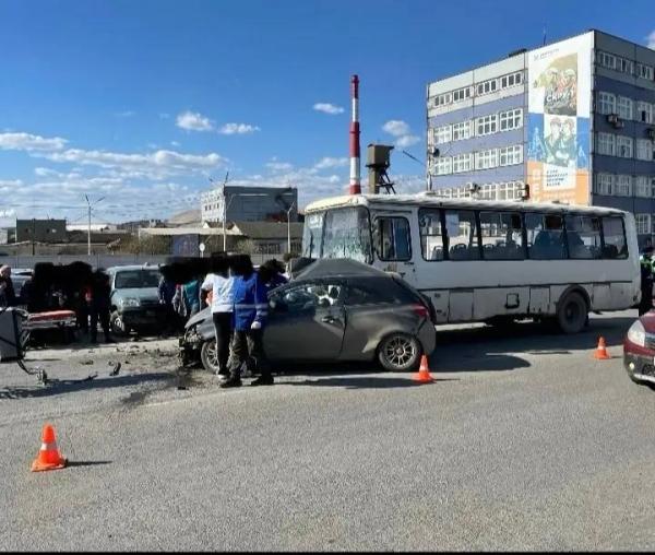 В центре Соликамска в лобовом столкновении с автобусом погибли двое мужчин