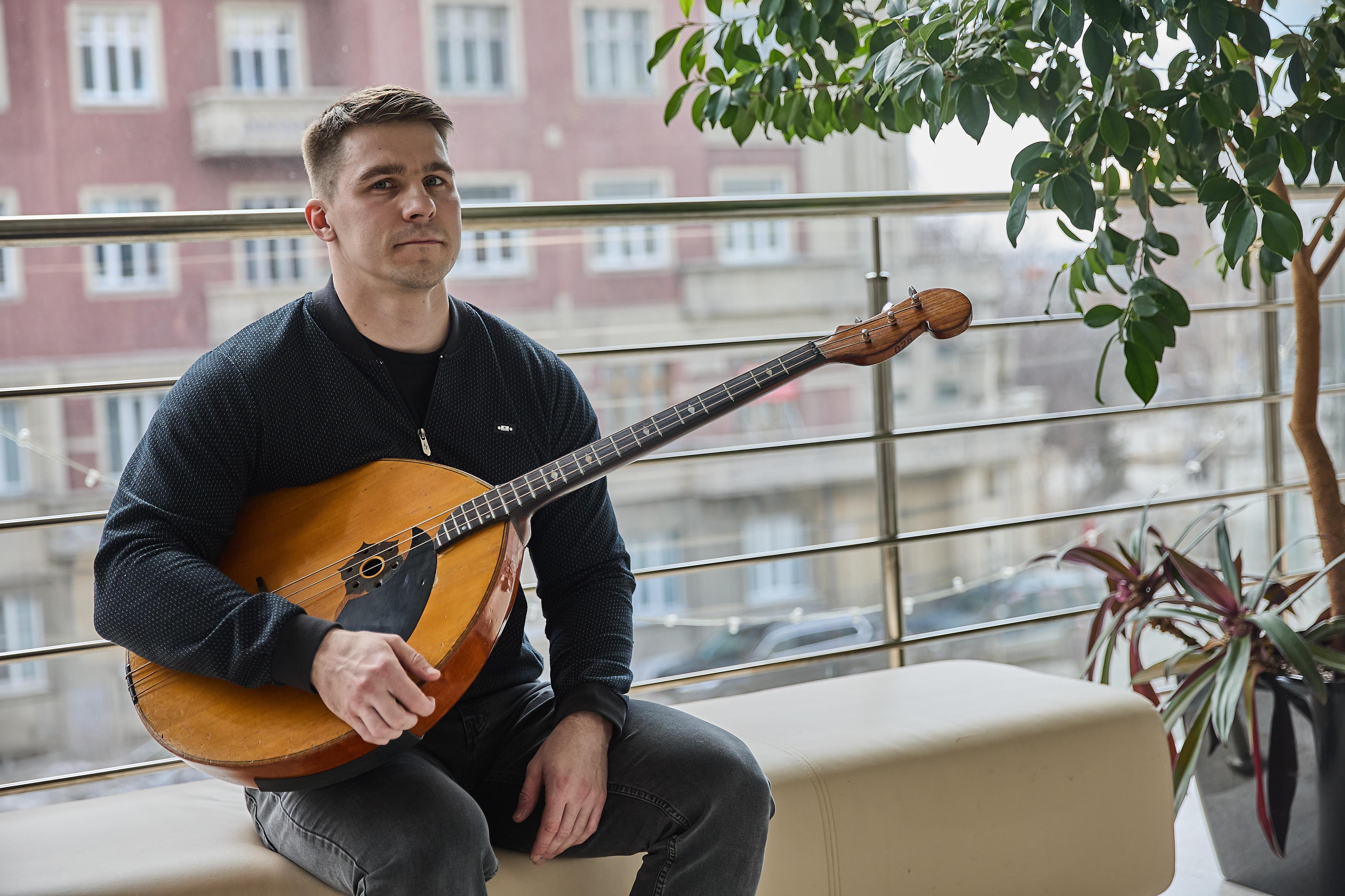 Музыкант Андрей Панченко рассказал о секретах бас-домры и мировой премьере