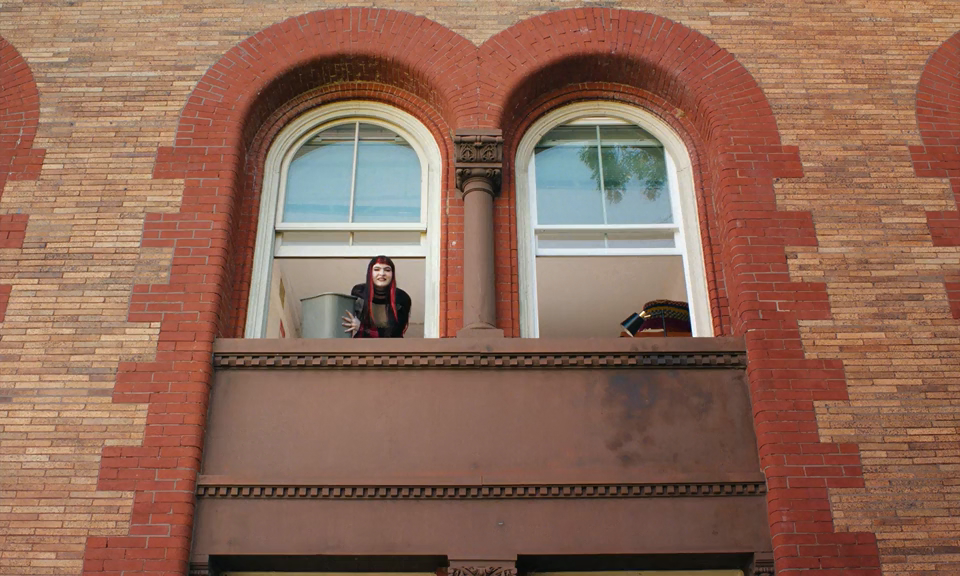 Roommates.2026.WEB-DLRip.x264.mkv_20260421_215824.880.png