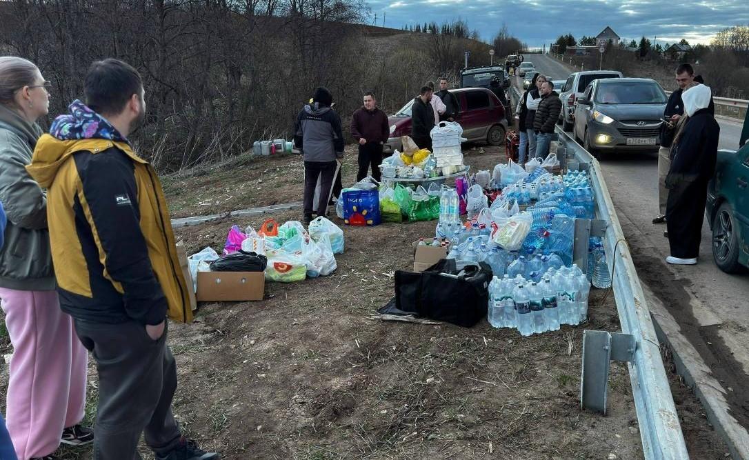 Пермяки пришли на помощь пожарным: доставляют воду и еду во время тушения огня