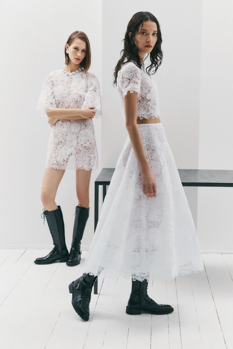 00030-carolina-herrera-prefall-2026-credit-brand.webp