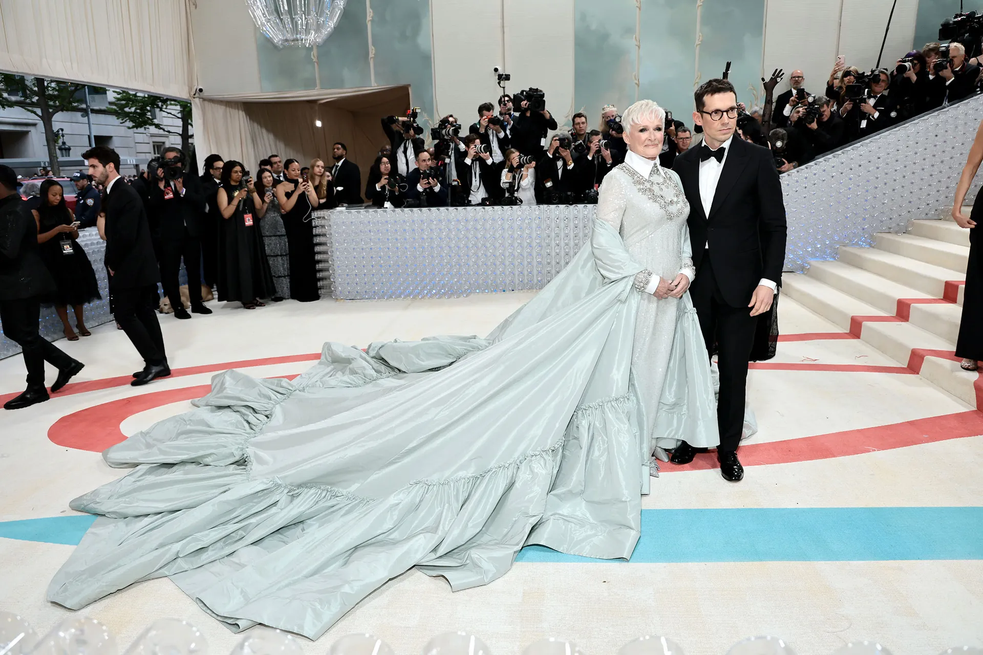 104 met-all-the-looks-2023-glenn-close-erdem-moralioglu.webp