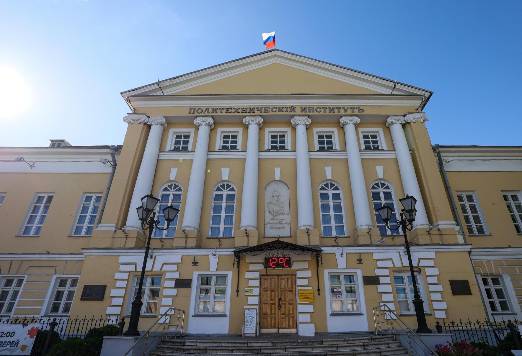 В России сокращают платные места в вузах: последствия для студентов