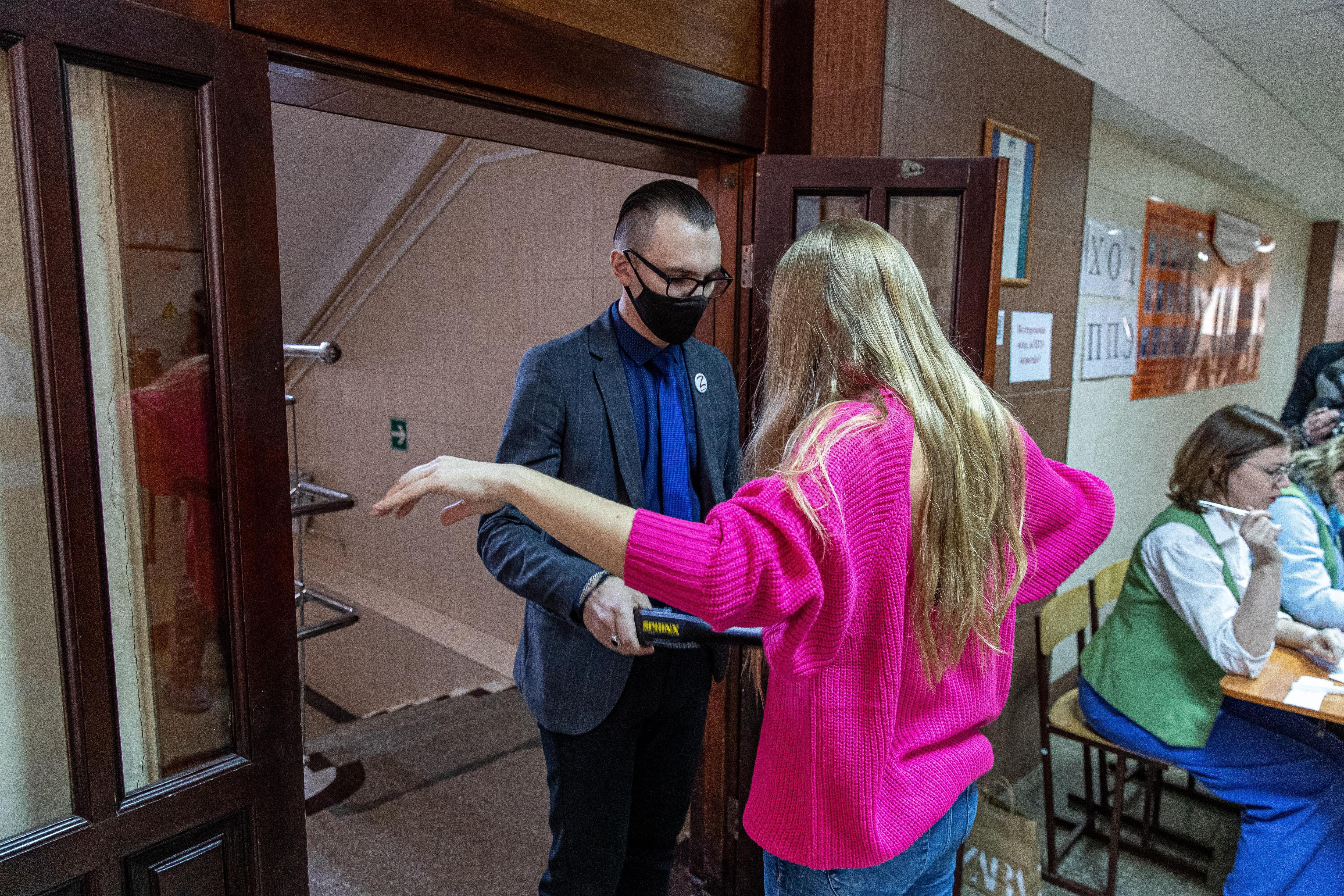 В Махачкале выпускницам ЕГЭ предложили снять бюстгальтеры для досмотра