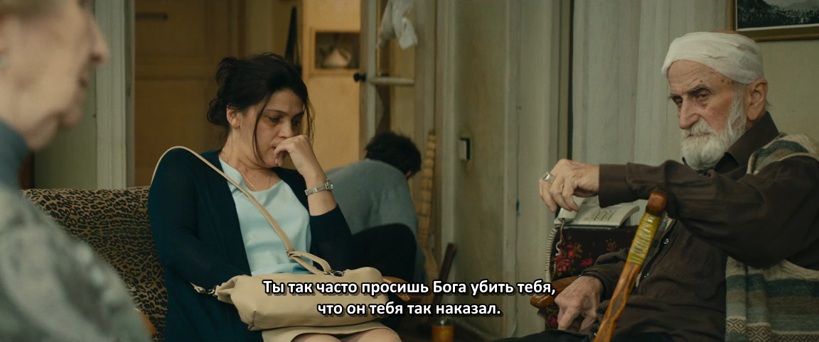 My Happy Family - Chemi Bednieri Ojakhi (2017)_WEB-DLRip-AVC_.mkv_snapshot_01.24.43.083.png
