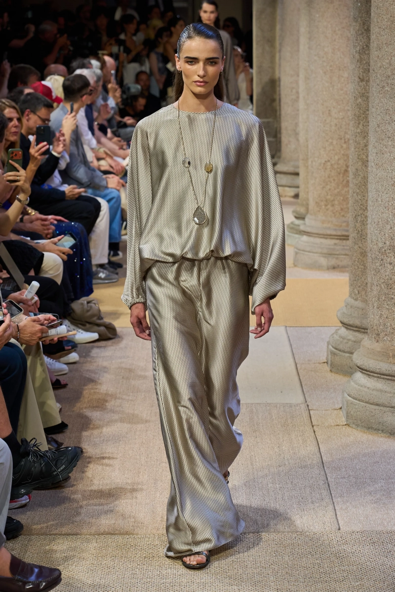 00010-giorgio-armani-resort-2027-credit-gorunway.webp