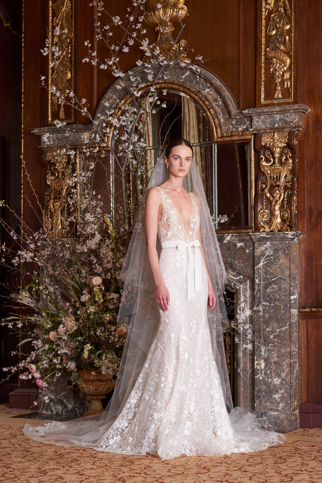 009-MoniqueLhuillier_Spring_2019_Bridal_Look_9_Etoile.jpg