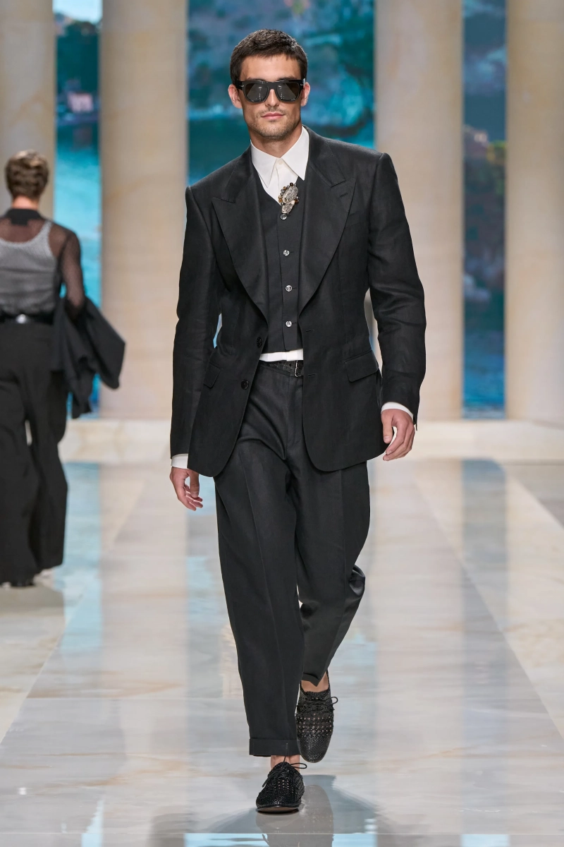 00005-dolce-and-gabbana-spring-2027-menswear-credit-gorunway.webp