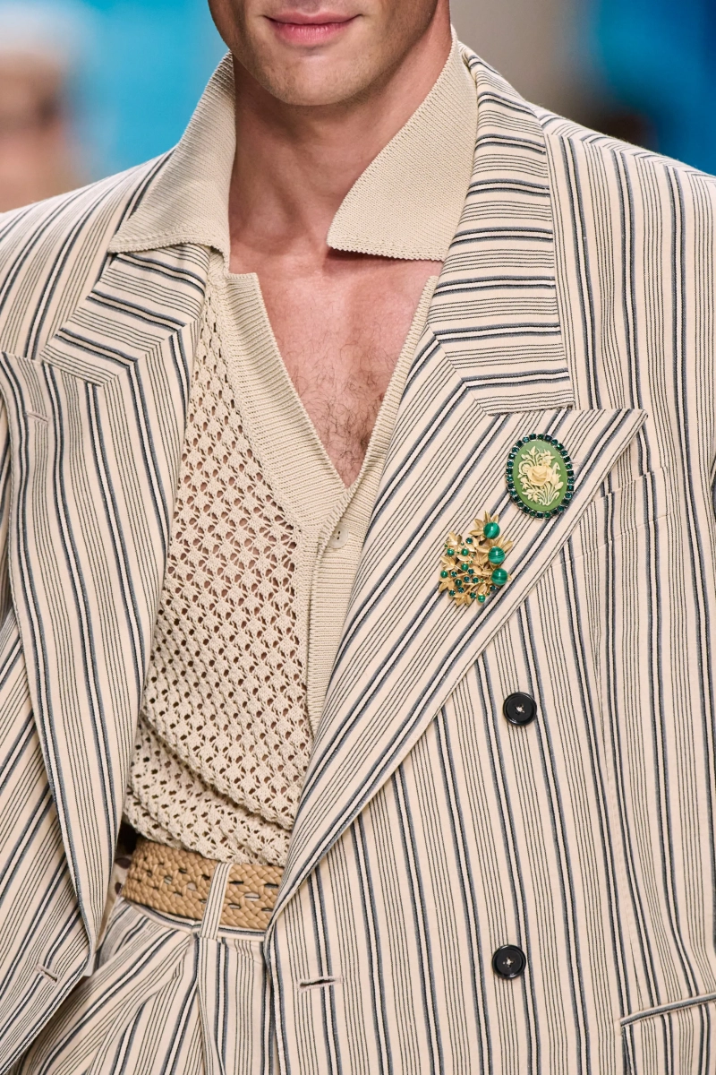 00090-dolce-and-gabbana-spring-2027-menswear-details-credit-gorunway.webp