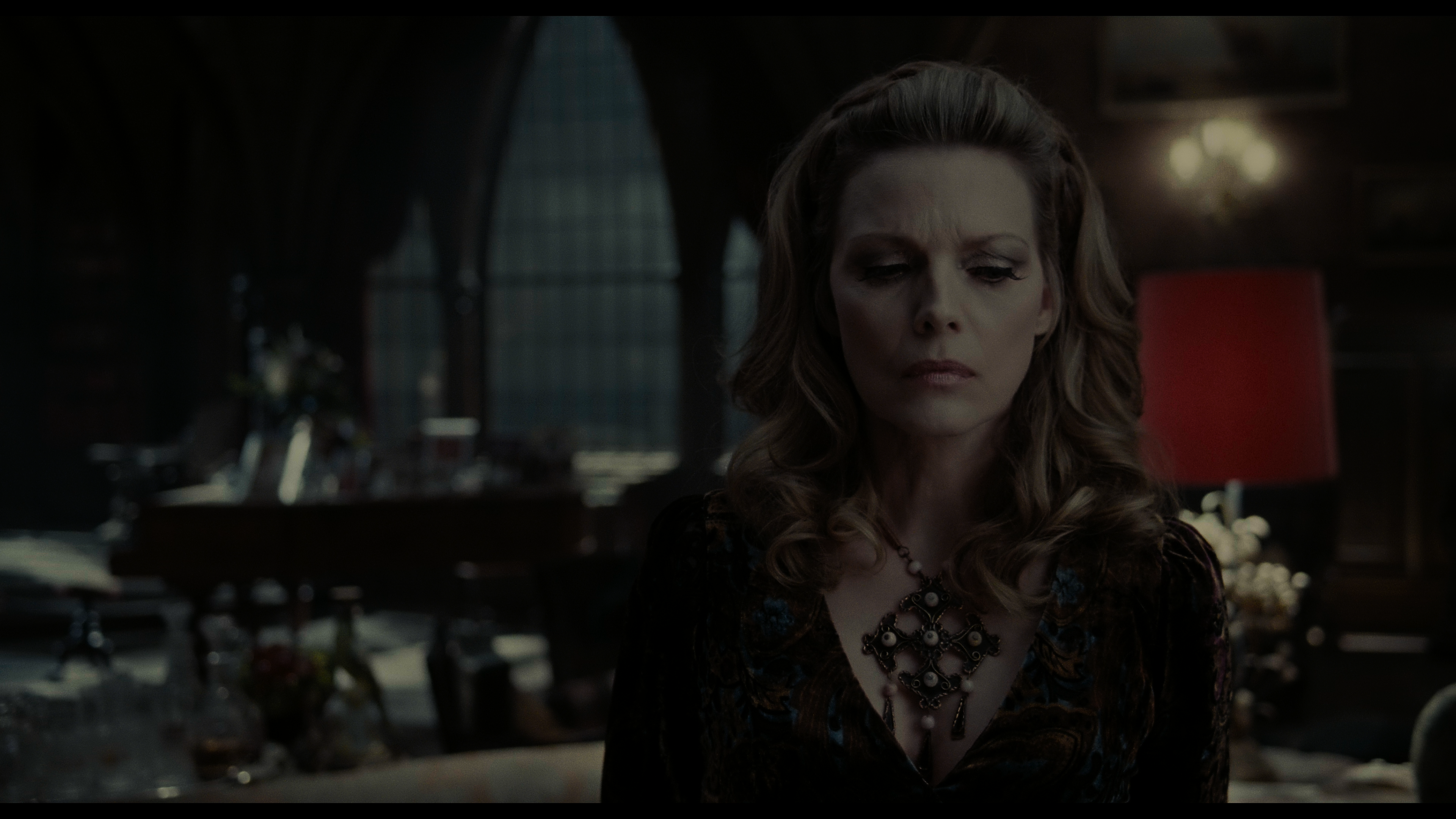 Dark Shadows.2012.2160p.UHD.BluRay.Remux.DV.P7.HDR.TORRNADO.mkv_snapshot_00.33.09.738.png