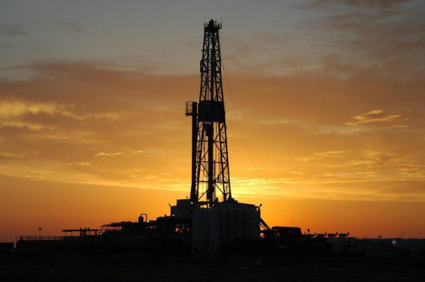 Цена нефти Brent впервые с 31 июля превысила 90 долларов