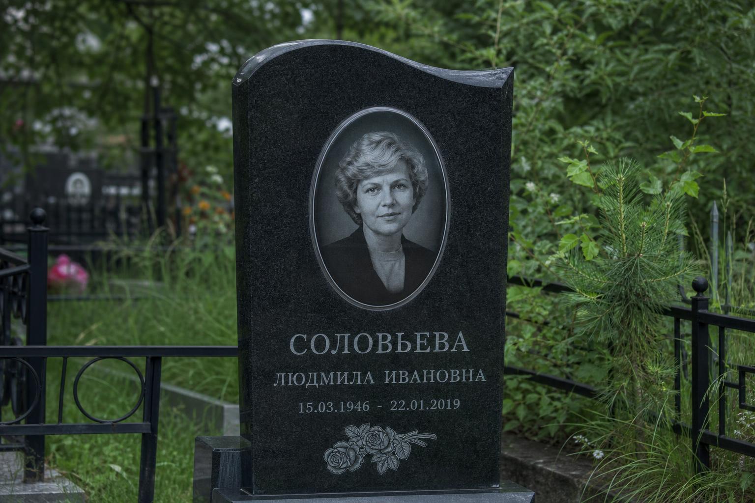 Памятник из гранита с фотокерамическим портретом на кладбище